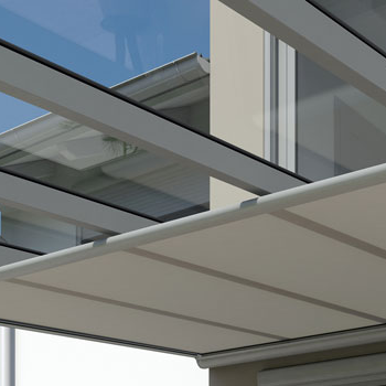 Moderne Terrassenüberdachung mit transparentem Glas und schattenspendender Unterglasmarkise