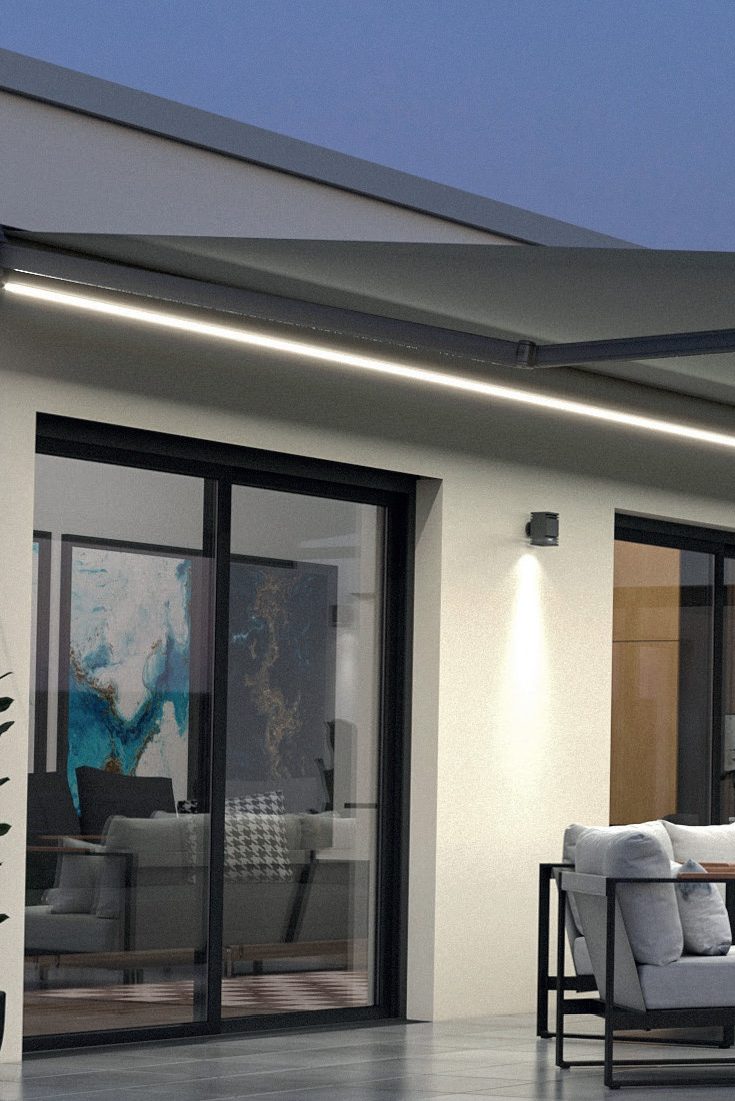 Vier Personen sitzen auf der Terrasse Tisch im Freien, unter einer Gelenkarmmarkise