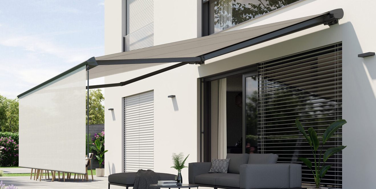 Zwei Personen Konfigurieren am Labtop eine SOLATEX Markise