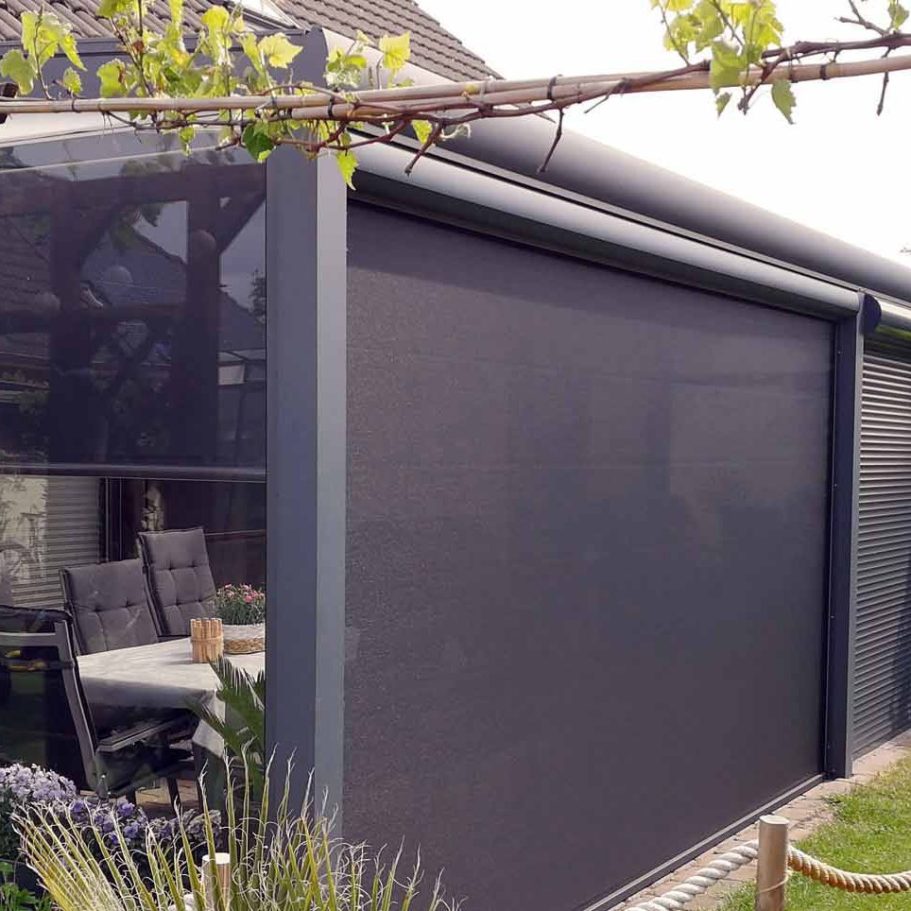 Terrassenüberdachung Frontsteite Beschattet mit einer ZIP geführten Senkrechtmarkise