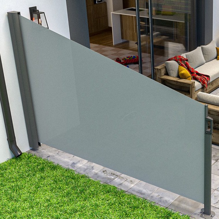 Terrasse mit seitlichem Sichtschut und Sonnenschutz durch eine Seitenmarkise