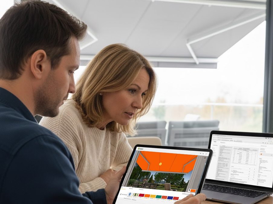 Zwei Personen Konfigurieren am Labtop eine SOLATEX Markise