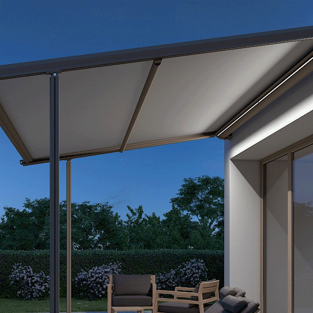 Moderne Terrasse mit einer Pergolamarkise die Sonneschutz und Regenschutz bietet